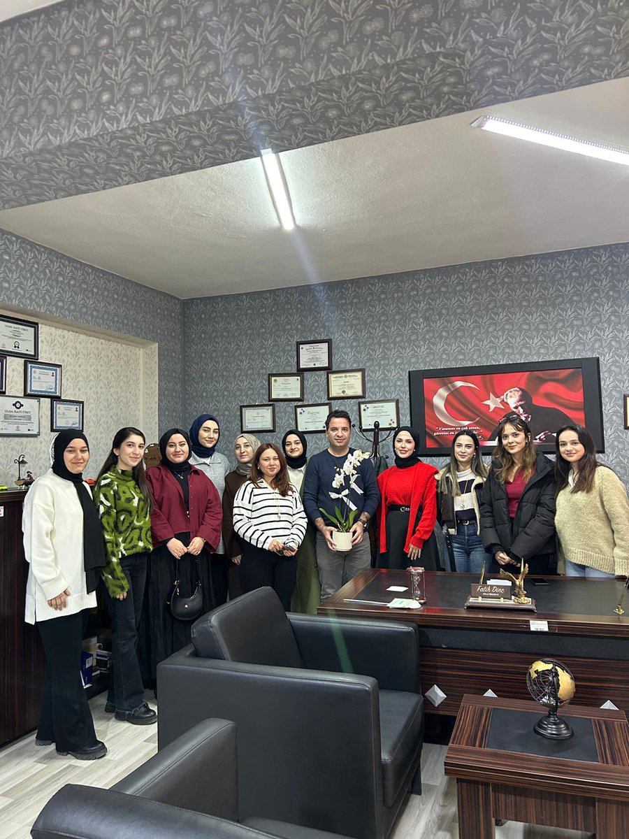 selcukluilkokul's tweet photo. Okul müdürümüz sn. Fatih DİNÇ’ in doğumgününü öğretmenlerimiz ve öğrencilerimizle birlikte kutladık. Kendisine sağlıklı huzurlu nice mutlu yıllar dileriz.🌺🙏 

@fatihdinc777 https://t.co/Ma2L11uZxI