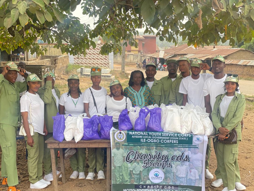 osunofficial's tweet image. Charity CDS Group Supports Elderly in Ile Ayi, Ile Ogbo in Ayedire LGA with Food Items.
25 seniors received staple foods and encouragement from the CDS members. 
#CommunityService #ElderlyCare #HumanitarianOutreach #NYSCOsun #CharityCDS #IleOgbo #FoodSupport #GivingBack