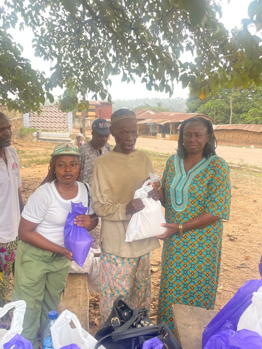 osunofficial's tweet image. Charity CDS Group Supports Elderly in Ile Ayi, Ile Ogbo in Ayedire LGA with Food Items.
25 seniors received staple foods and encouragement from the CDS members. 
#CommunityService #ElderlyCare #HumanitarianOutreach #NYSCOsun #CharityCDS #IleOgbo #FoodSupport #GivingBack