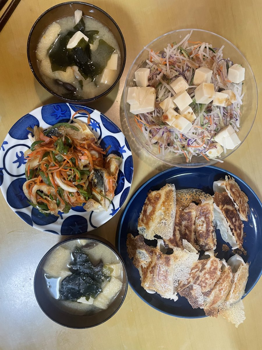 m_misakiii's tweet photo. 体が酸味と野菜を欲してたので鯖の南蛮漬けを作ったよ🐟(ほぼ人参ピーマンのお皿)野菜は増しましにして先さっと炒めた。こんな簡単においしくできるとは…！
旦那の「いいよ〜食べな〜」に甘えて、餃子は半分超えた数をぱくぱくいただきました👶#おうちごはん #鯖の南蛮漬け

https://t.co/L96XOgWexq https://t.co/QwZ0Uot39t