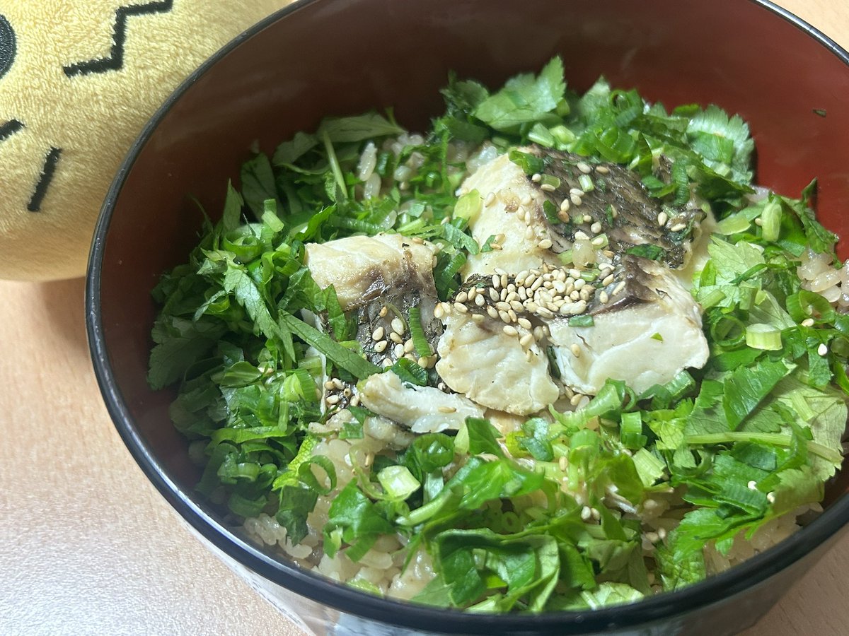 本日の晩ご飯!!先週末に釣って5日目の熟成真鯛!!

お刺身(炙り)はと〜っても柔らかくて甘いっ!!皮も薄くて脂を秘めてて素晴らしい!

鯛めしは肉塊ガブッ!アラの出汁ジュワッ!!アラは1度焼いたのを20分炊いて出汁とったワン💖
真鯛って最高だワン〜💖また日曜日釣ってこなきゃワン💖💖💖 