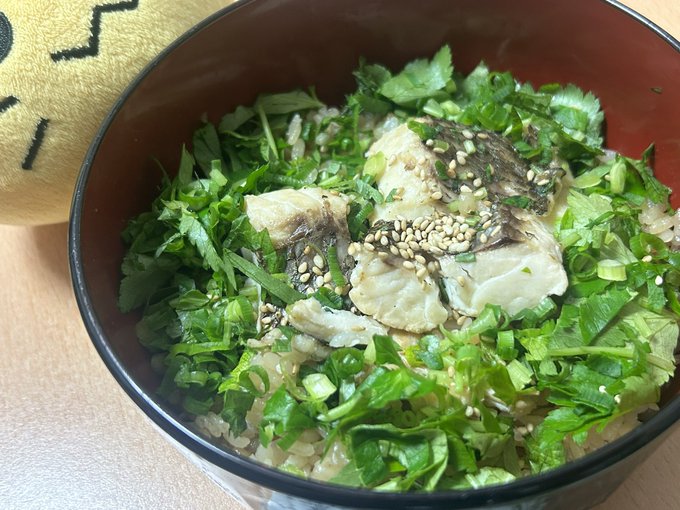 本日の晩ご飯!!先週末に釣って5日目の熟成真鯛!! お刺身(炙り)はと〜っても柔らかくて甘いっ!!皮も薄くて脂を秘めてて素晴らしい! 鯛めしは肉塊ガブッ!アラの出汁ジュワッ!!アラは1度焼いたのを20分炊いて出汁とったワン 真鯛って最高だワン〜また日曜日釣ってこなきゃワン