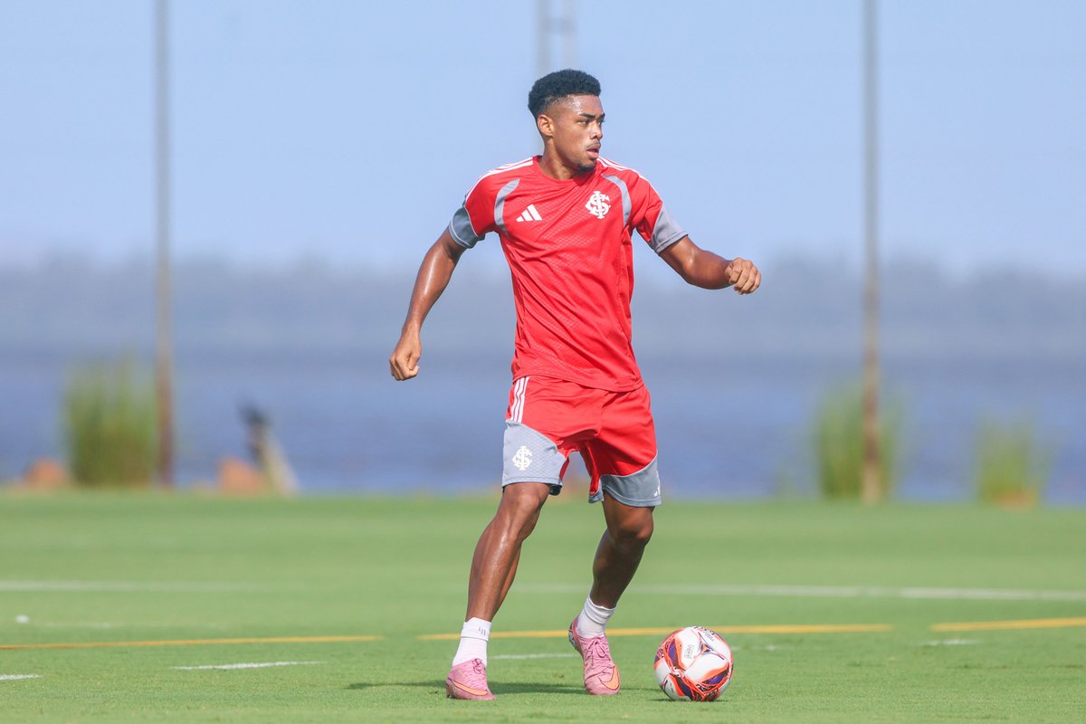 🇮🇩 Victor Gabriel trabalhou com bola nesta sexta-feira e terá seu retorno confirmado no Gre-Nal deste domingo (01). Dupla será formada com Gabriel Mercado.

<a href="/EsporteBandRS/">Esporte Band RS</a>