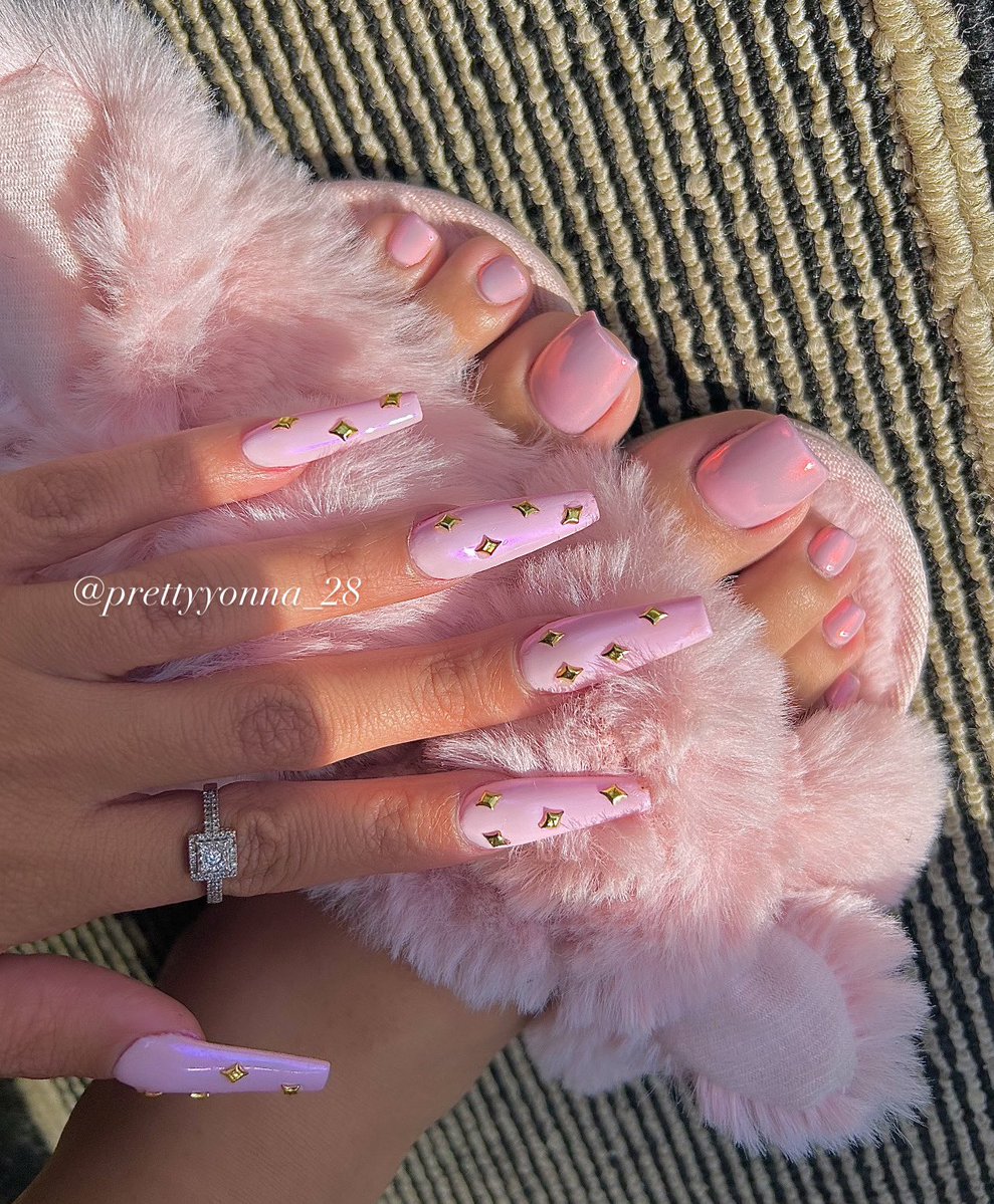 prettyyonna_28's tweet image. Cotton candy because they taste so sweet.✨