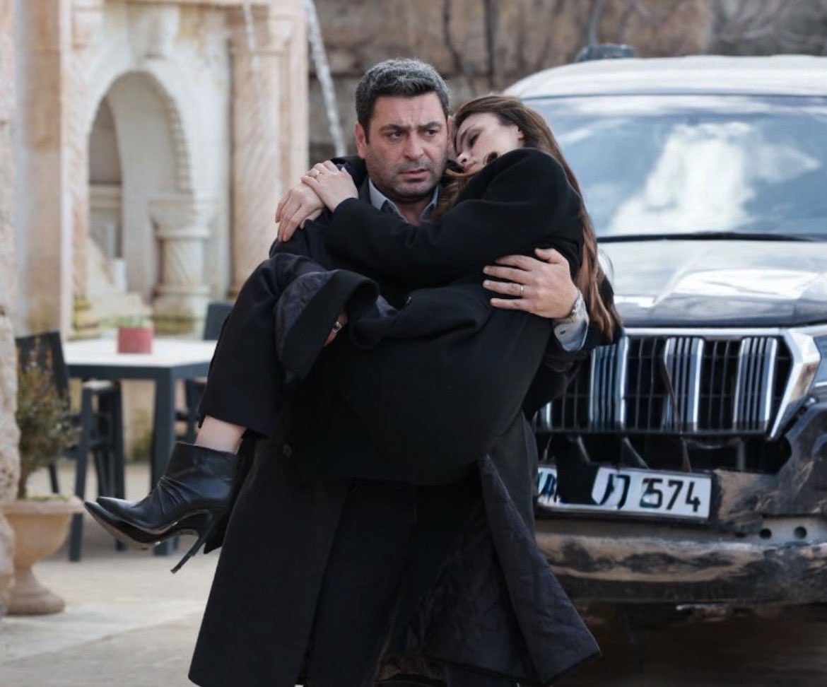 gilneq's tweet photo. اويلل قلبيييي شلون شايلهاا كانها طفله 🥺🥺❤️❤️❤️

{#ChiAl  • #UzakŞehir } https://t.co/LwEWOWDx0H