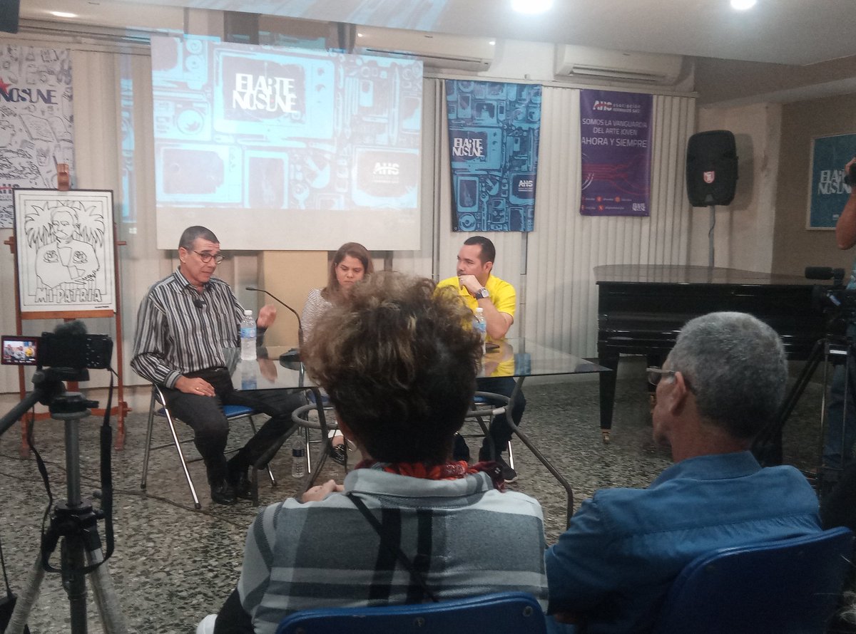 🟢Regresa al Salón de Mayo del Pabellón Cuba sede nacional de la Asociación Hermanos Saíz el espacio de debate e intercambio Dialogar, Dialogar.
🟢Organizado por la AHS y conducido por el escritor y periodista Yasel Toledo Garnache, Pdte. Nac. de la AHS. 

👇 Hilo