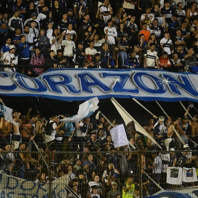 pujolfernando's tweet photo. #GELP ¿Por qué no habrá hinchas de #Gimnasia 🐺 en la visita ante #Banfield? 🤔

A pesar de haber tenido el visto bueno de la dirigencia del Taladro, #Aprevide lo prohibió 👎

Según argumentan, se tomó como antecedente los incidentes resgistrados por Copa Argentina de febrero del año pasado en el Estadio de Quilmes 👀