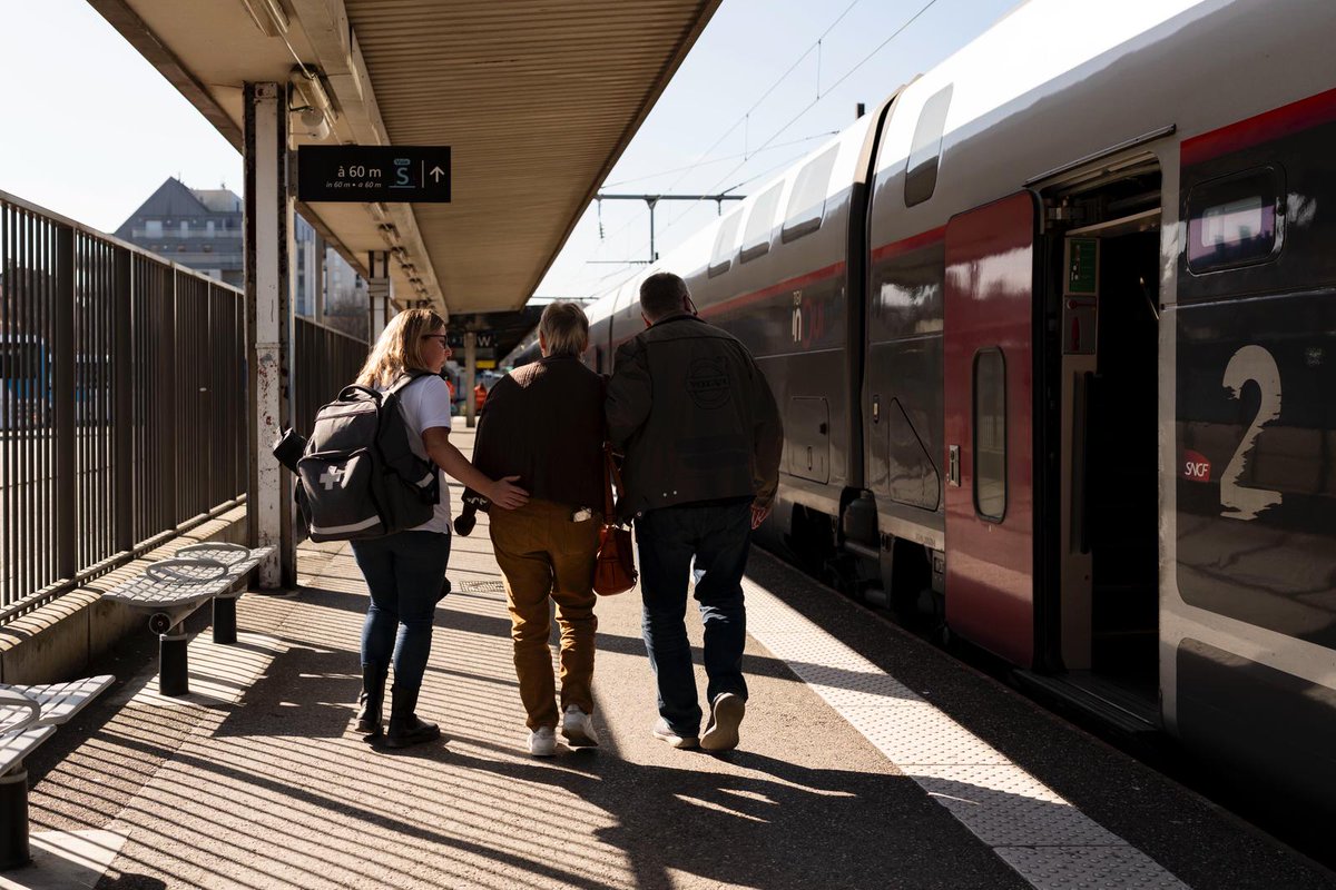EA_FRA's tweet image. 🚅 À bord du Train des Neiges, Europ Assistance organise le rapatriement de ses clients blessés au ski.

Equipes médicales et chargés d’assistance anticipent et coordonnent l'ensemble du trajet avec nos partenaires, pour un retour en toute sécurité.

#youlivewecare #assistance