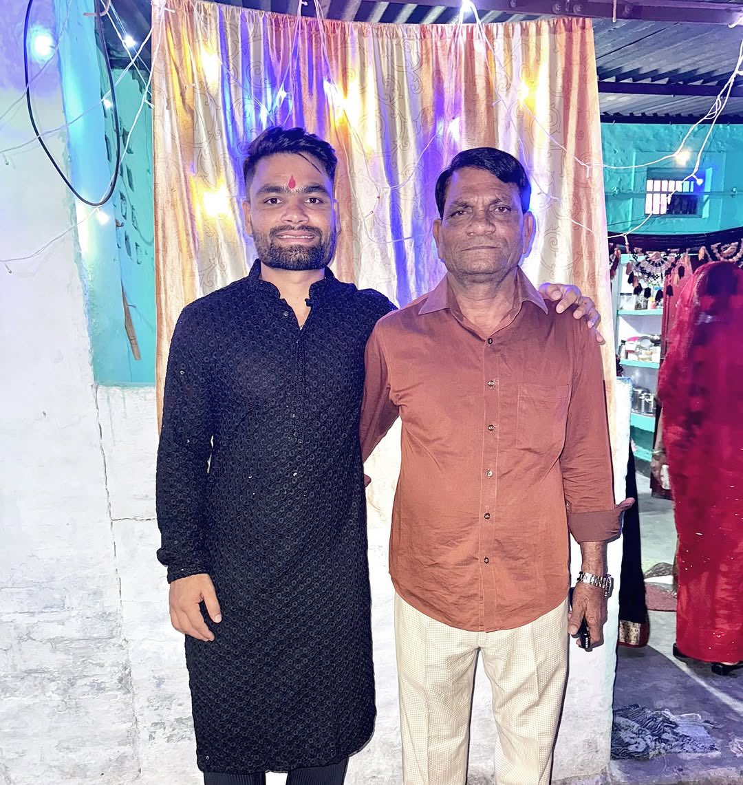 Rinku Singh, the unluckiest guy?

रिंकू के पिताजी नहीं रहे. आख़िरी बार रिंकू ने उन्हें कुछ दिन पहले ही देखा था. जब देखा होगा तो शायद ही लगा हो कि ये आख़िरी मुलाक़ात है. हालत गंभीर थी लेकिन उम्मीद कहां जाती है. वो रह ही जाती है, किसी कोने में. उम्मीद पर दुनिया क़ायम है, ऐसा लोग