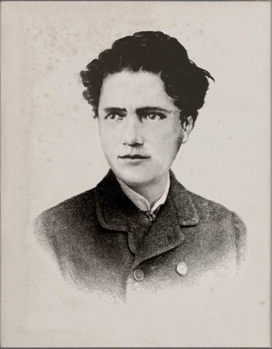 En 1835, un gamin de 13 ans quitte son village du Jura.

À pied. Seul. Sans savoir lire.

400 km jusqu'à Paris. Il met deux ans.

À Paris, il emballe des robes pour les riches. Il est si doué que l'impératrice Eugénie le réclame personnellement.

Il invente la malle plate.