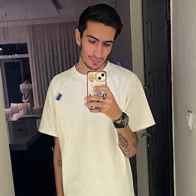 21-year-old Sorna was arrested Jan 8, 2026.
His mother found out after searching bodies for a week.
He had broken arms &amp; legs and was brutally beaten in detention.
The world must not stay silent.
#MassKillingInIran #StopExecutionsInIran