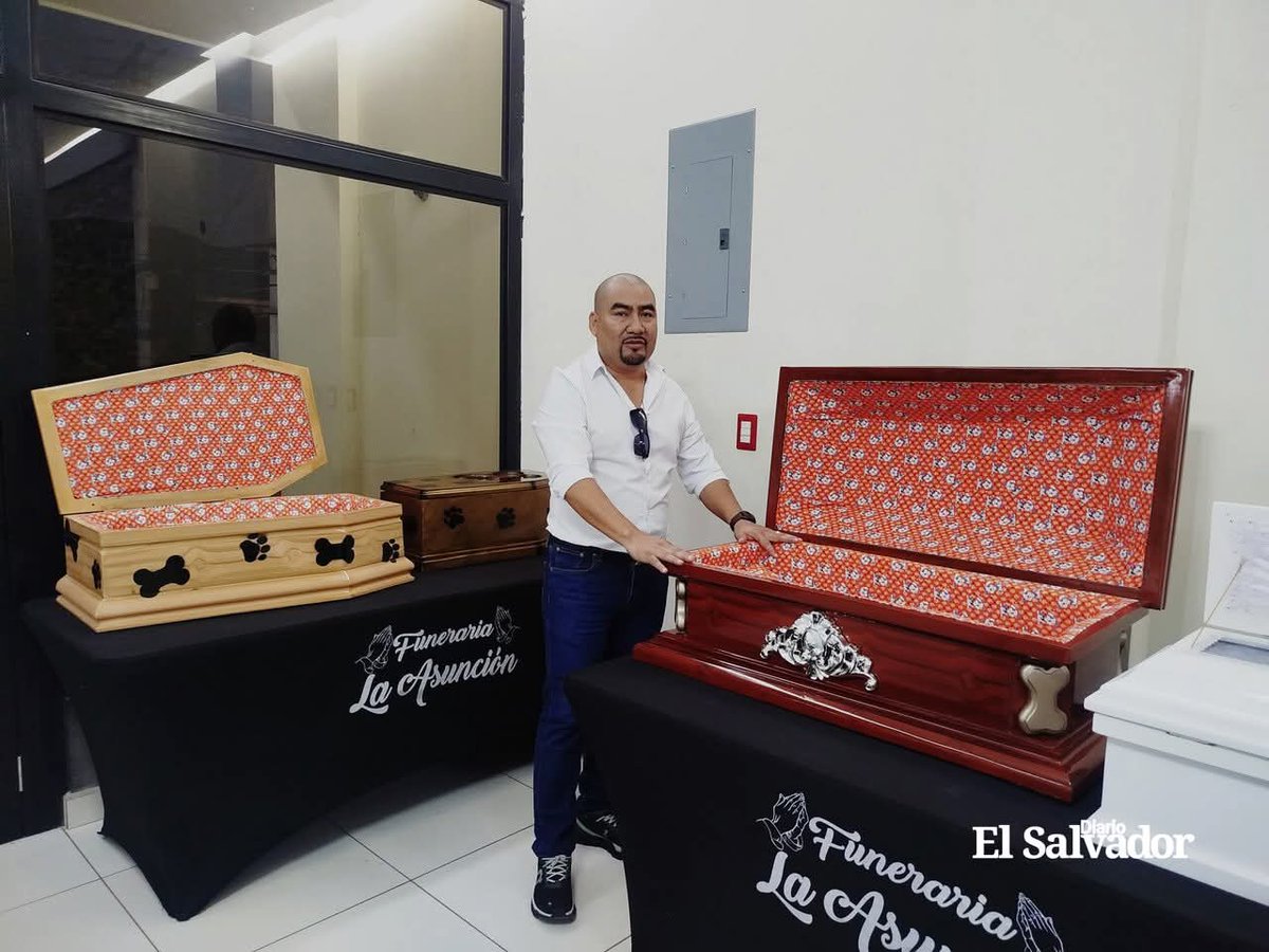 En el distrito de Ahuachapán, Darwin Salazar, propietario de una reconocida funeraria, ha ampliado sus servicios con la comercialización de ataúdes para perros, una iniciativa que busca ofrecer una despedida digna a las mascotas que forman parte esencial de muchas familias