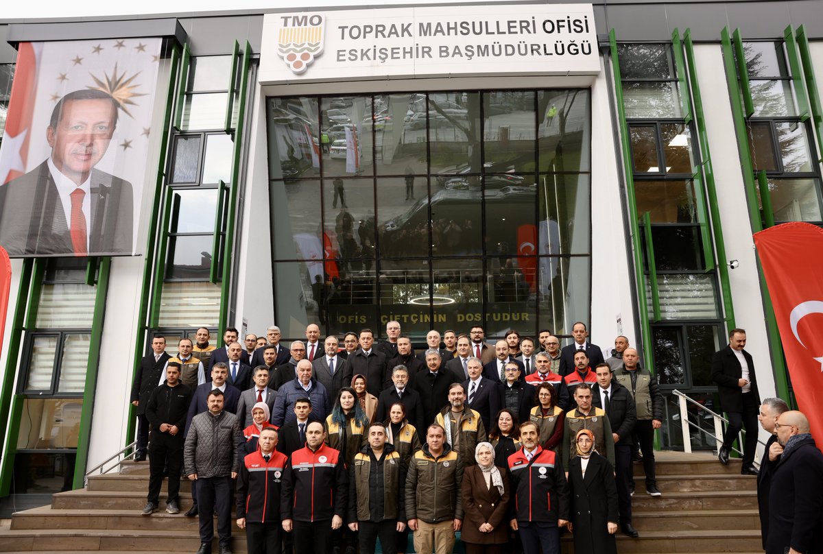 🏢 Bugün Eskişehir’de, üretime duyulan güvenin somut bir göstergesi olan TMO Başmüdürlüğü Hizmet Binası’nı hizmete aldık.

🌾 Çiftçimizin alın terini güvence altına alacak, hububat piyasasında düzenleyici rolü daha etkin şekilde yerine getirecek bu tesis, bölgenin üretim