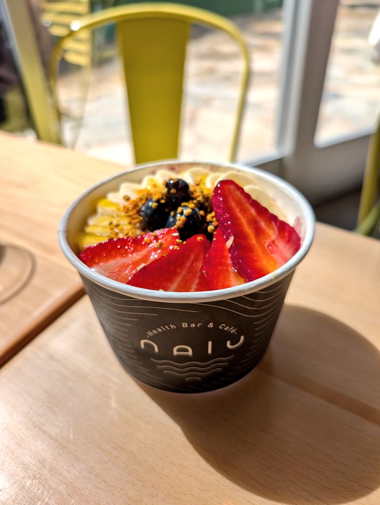 ワイキキ・ビーチ・ウォークにあるNalu Health Bar & Cafe Nalu Bowlは