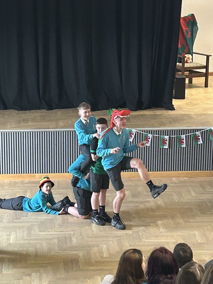 MrWadeHSS's tweet photo. Da Iawn 8RHD. Patriotic and victors in this years Eisteddfod 👏🏻 🏴󠁧󠁢󠁷󠁬󠁳󠁿 @TonyrefailLLC @tonmiddleschool https://t.co/7JBA5Iawkd