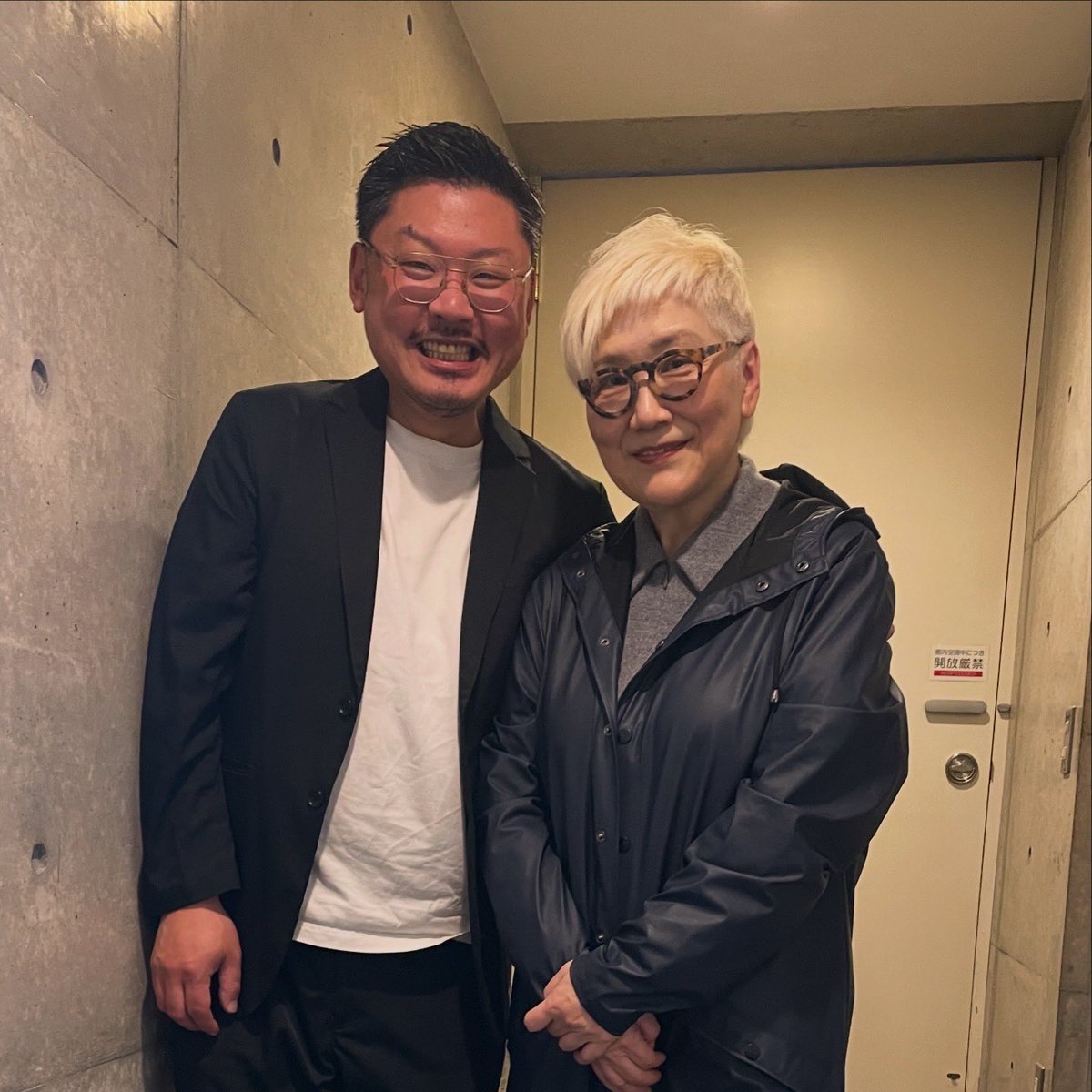 iwakisenda's tweet photo. 恩師  近藤裕子先生の個展へ。
10代の頃から僕のことをいつも気にかけてくださり、僕が音楽を続けていくのに大きな影響受けた近藤先生に久しぶりにお会いできたこと、先生の作品を聴けたこと、とても幸せでした。
どの作品も素晴らしかったのはもちろん、コンサート中に拝見した嬉しそうな先生の横顔も印象的で、とても感慨深い夜でした。
現在は石巻専修大学の教授として教鞭を執られてるので、そろそろ石巻にもおじゃましたいなあ。
近藤先生、ありがとうございました！