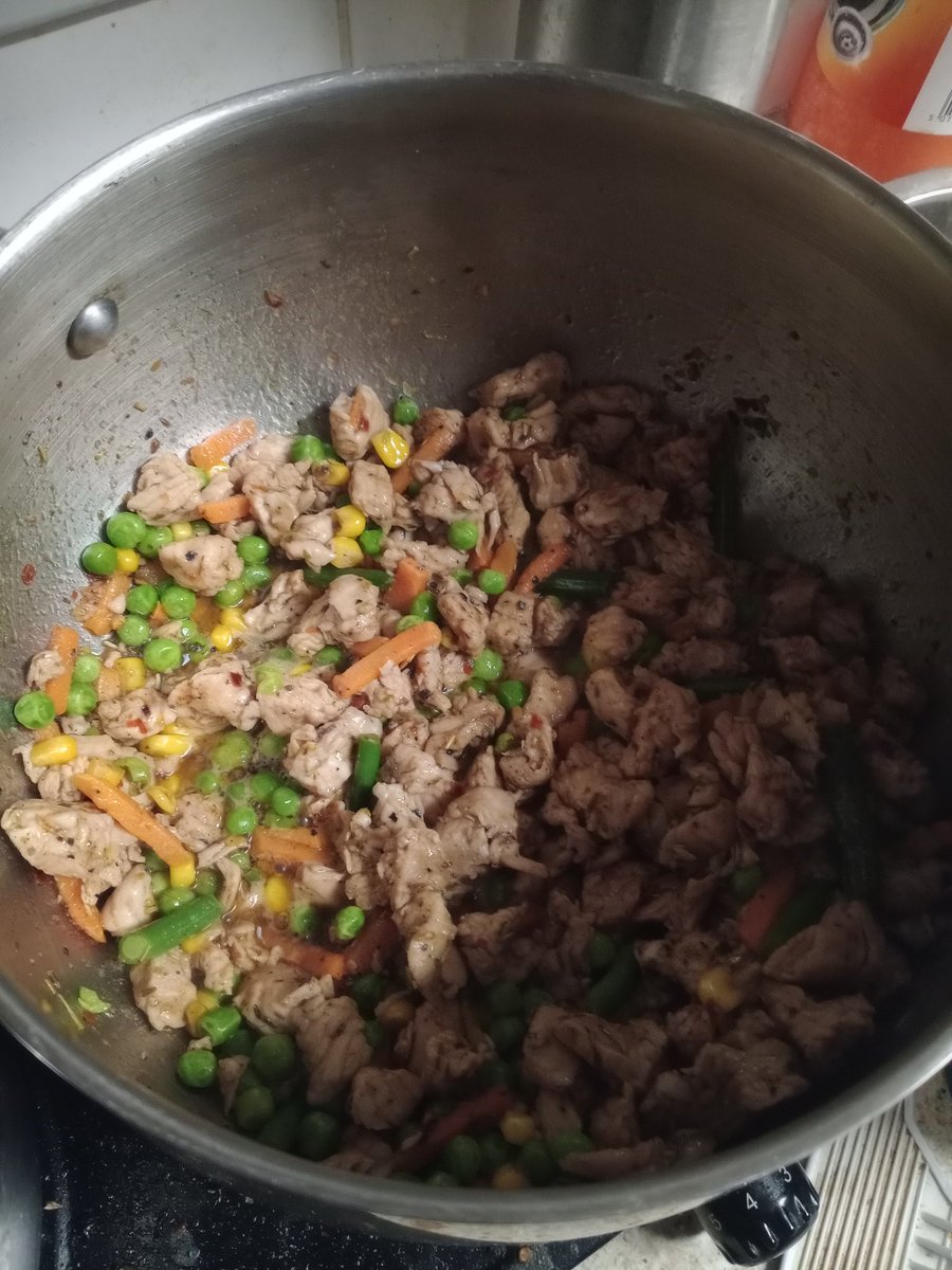 zaruto8's tweet photo. Made Some Turkey/ Veggie Pesto gluten free penne pasta 😅🙏🏿
#glutenfreepasta
#pestopasta
#turkeypasta
#healthyfood https://t.co/pOxpuyShA4