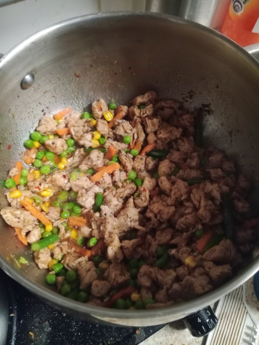 zaruto8's tweet photo. Made Some Turkey/ Veggie Pesto gluten free penne pasta 😅🙏🏿
#glutenfreepasta
#pestopasta
#turkeypasta
#healthyfood https://t.co/pOxpuyShA4