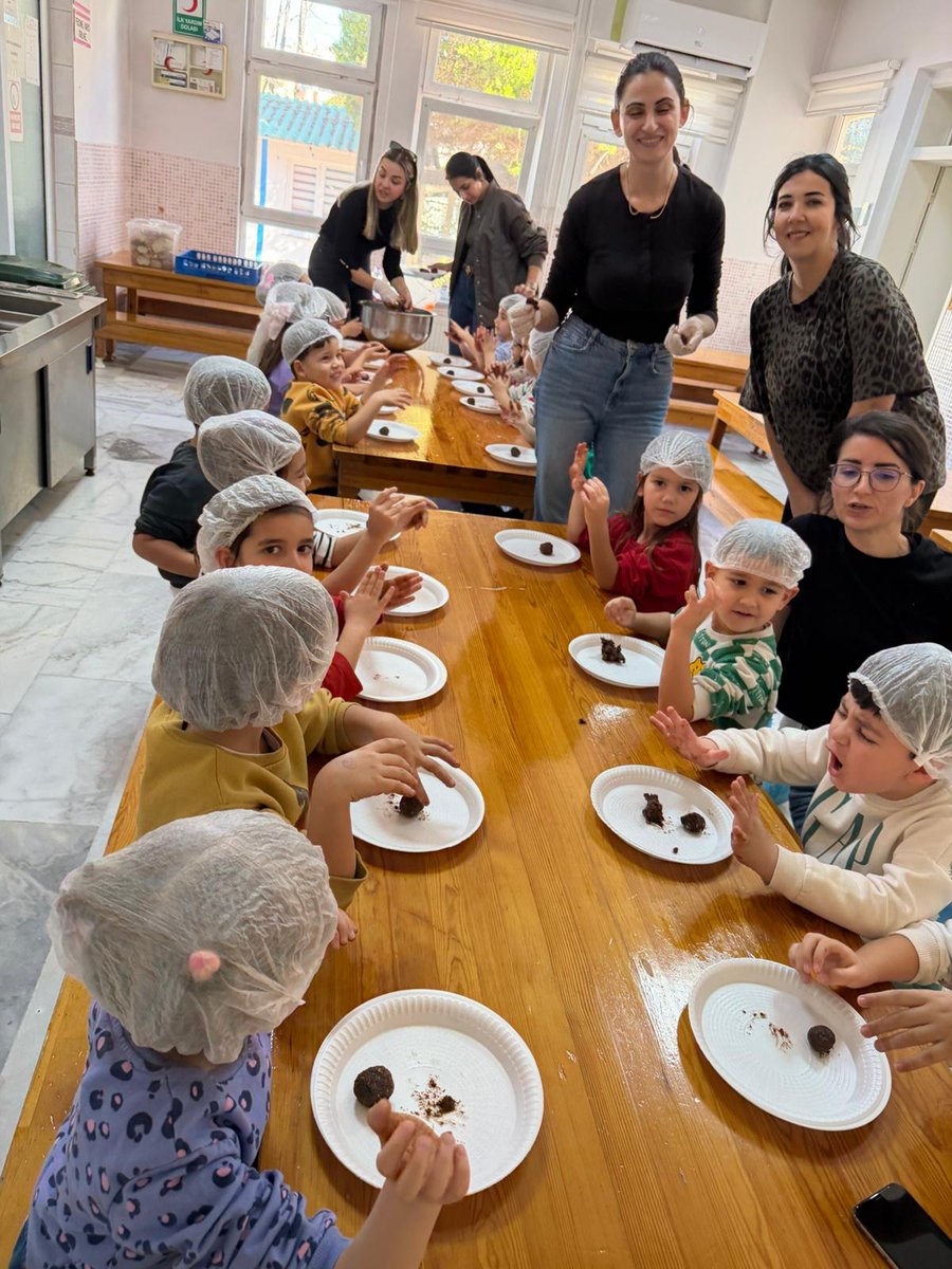 OKULUMDA SAĞLIKLI BESLENİYORUM PROGRAMI KAPSAMINDA
Sağlıklı Atıştırmalık- HURMA TOPLARI
Bugün özellikle ülkemizde Ramazan ayında sıkça karşılaştığımız ramazan sofralarının vazgeçilmez eşlikçilerinden hurma meyvesini tanıyor ve sağlıklı hurma şekerlemeleri hazırlıyoruz