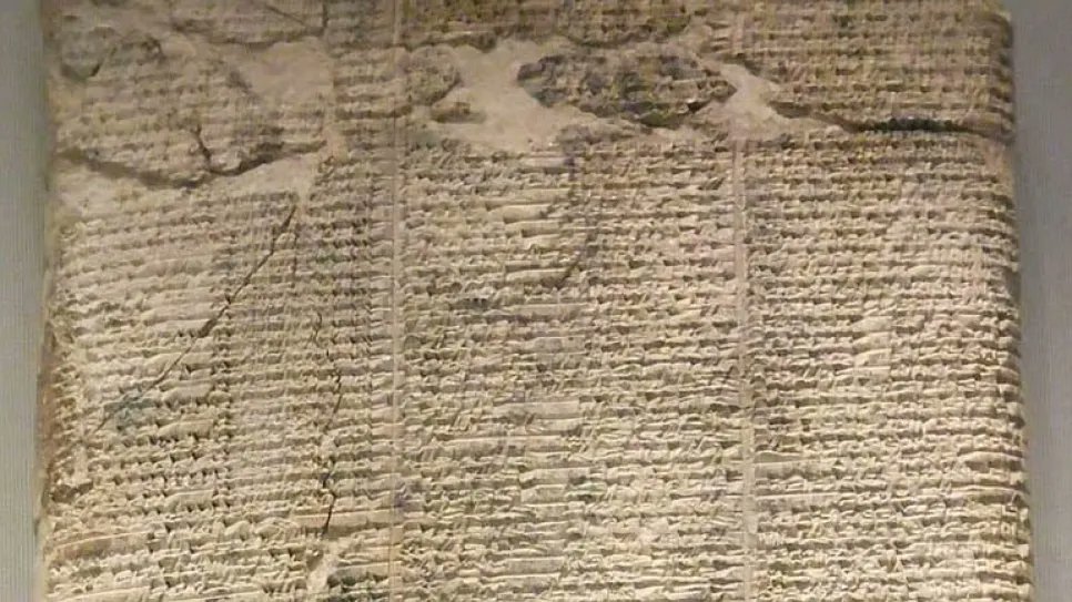 الاخ مبارك البلغيلي صادق.. 
هذا لوحٌ طينيٌّ تم اكتشافه في بابل بالكويت وتمت ترجمته في جامعة كامبريدج بواسطة الدكتور ستيوارت أندر جيمس. ومن أبرز كلماته:
-ياسم طَلِّجني ياسم
-بيت أبو يَمعة
-ياسم طَلِّجني ياسم
-ميبوس دياي
-ياسم طَلِّجني ياسم
-يليامش ما يتحجّى ويّا إنكيدو
-ياسم