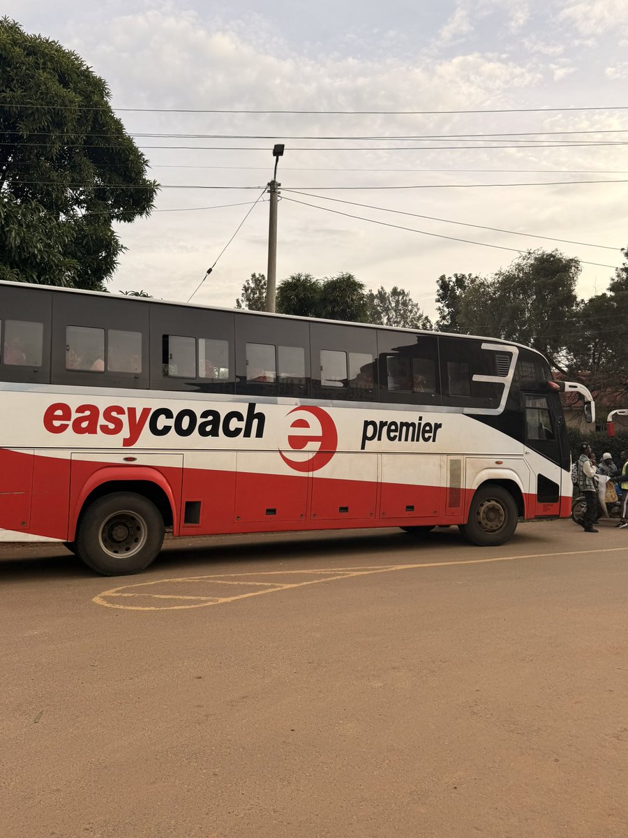 Hii basi ya EasyCoach imenifikisha Kakamega safely, nimetumia wifi yao kuwatch series kadhaa , sockets zinawork zinawork huna stress ya simu kuisha moto na iko na space fiti sana huezi choka.😂😂
