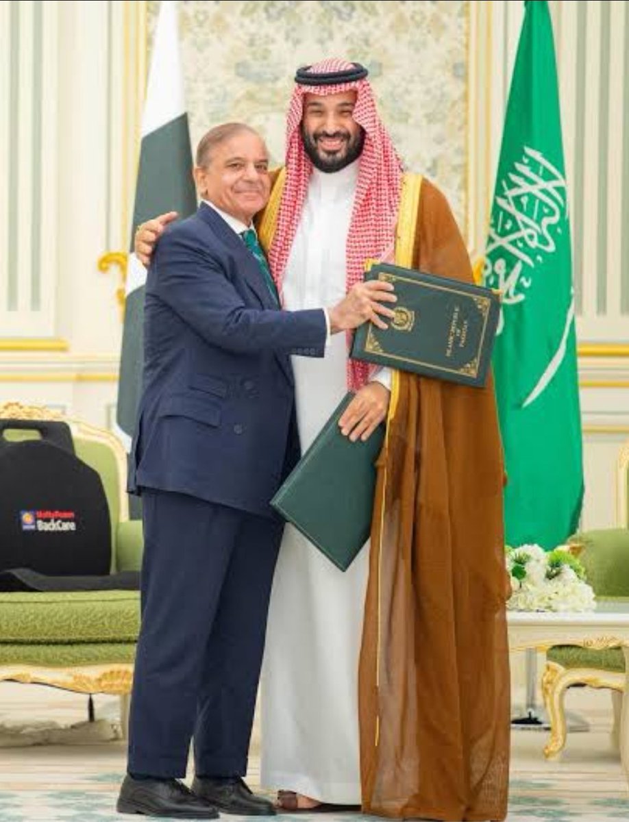 Bhai log, suna hai koi defence pact declare hua tha—is picture ke saath? Sach tha ya loan restructuring ki scheme?
😅😅😅