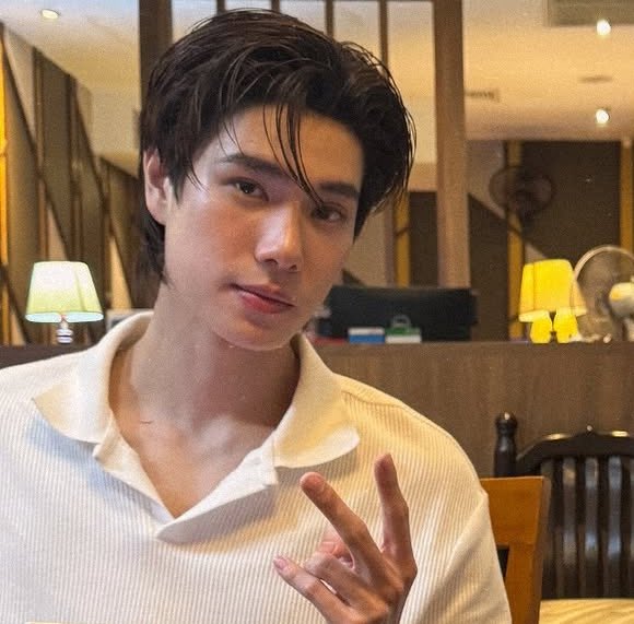 phuwin and his peace sign