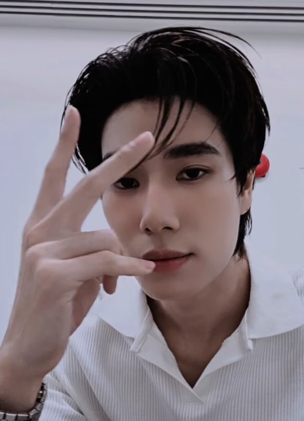 phuwin and his peace sign