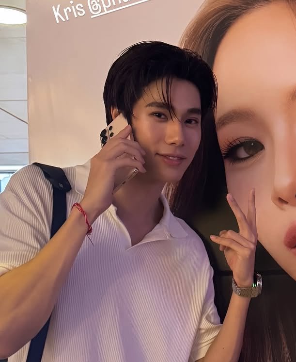 phuwin and his peace sign