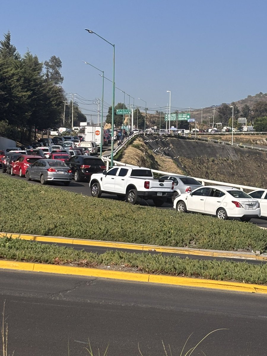 No intenten ir a la Zona Esmeralda, ni a Galerías de Atizapán ni a la caseta de cobro. No se puede pasar, compartan.