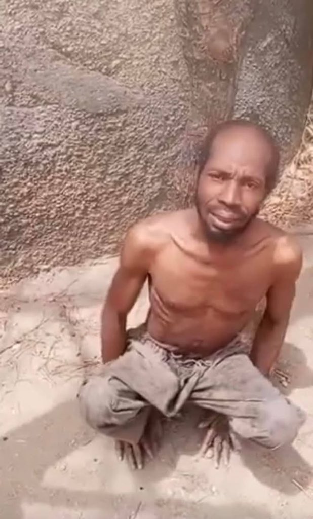 Watanninsa shida a hannun masu gãrkuwa!
Jiya suka sake fitar da bidiyo… har ganinsa ya fara raguwa saboda azãba.

Mene Amfanin shugabannin mu ?
Ina jami’an tsaron mu Suka ɓuya?
Shin Rayuwar talaka ba ta da daraja ne A kasar nan?

Ba mu neman jawabi ko acikin masu mulki, muna