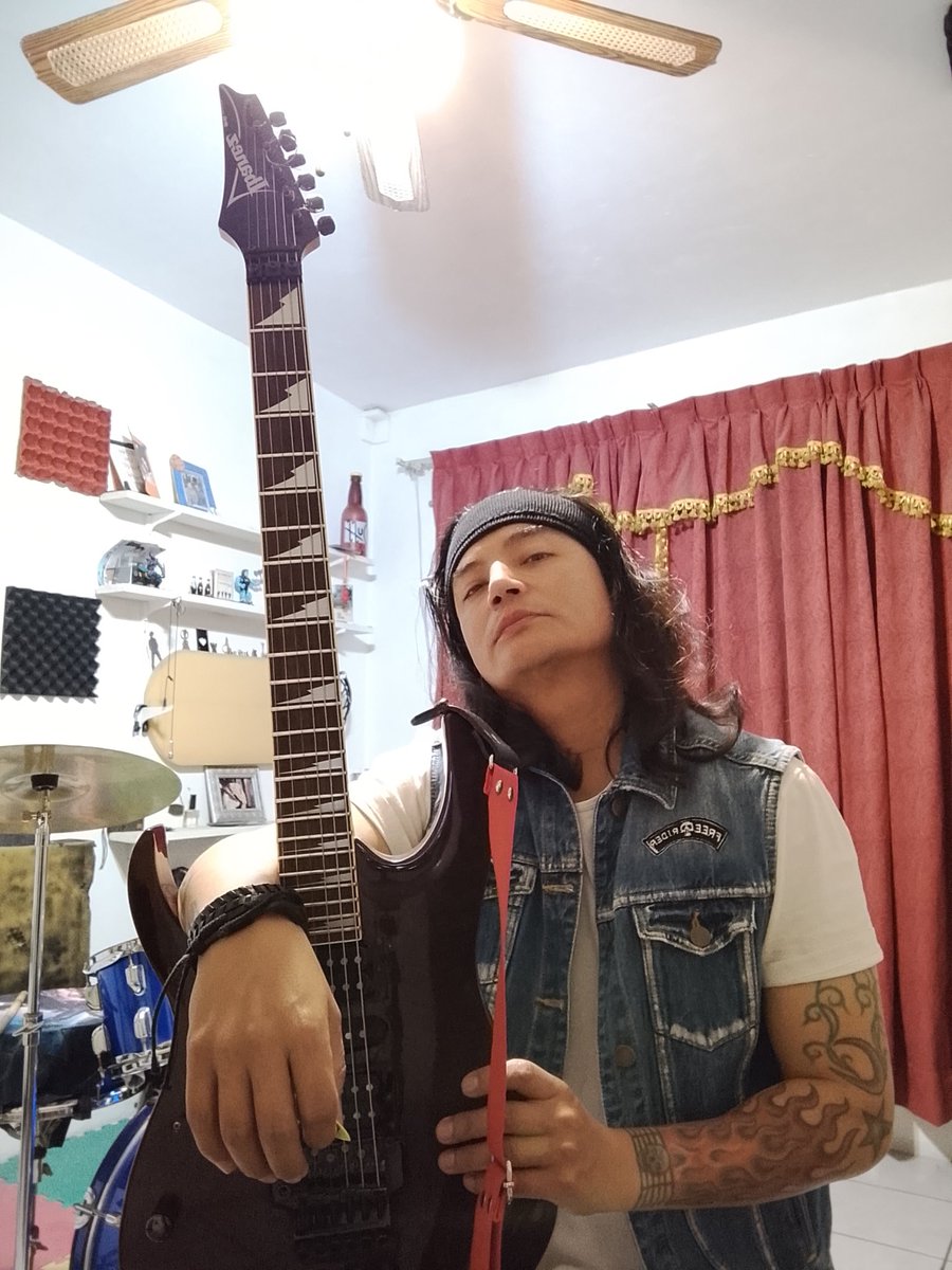 PacoBenitez1's tweet photo. Me and my life ... 
@ibanezofficial @ernieball https://t.co/Oorered1XL