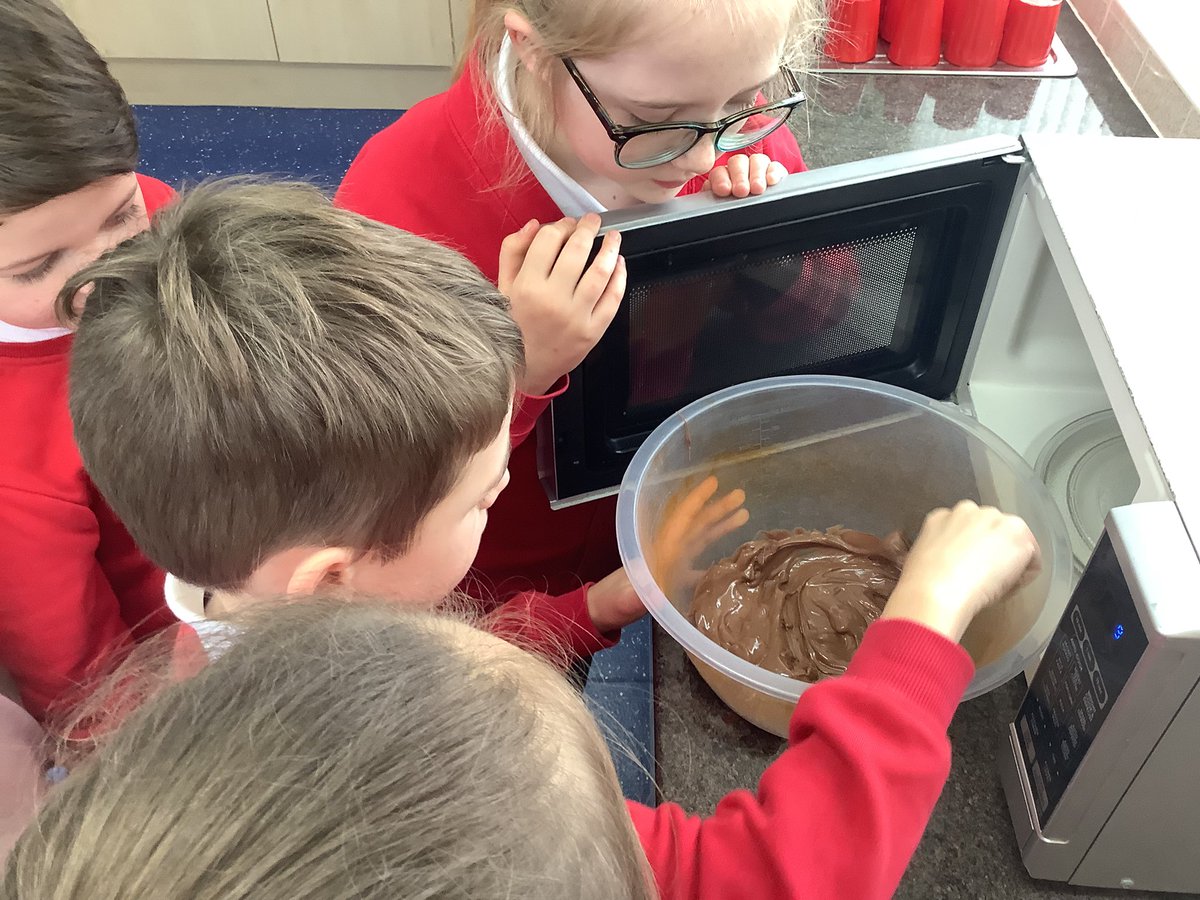 In science, year 4 have explored how we can change states by heating and cooling. We made rice cakes and found that when we heated chocolate, it changes the state from solid to liquid and when we cooled it in the fridge, it changes its state from a liquid to a solid! 🍫