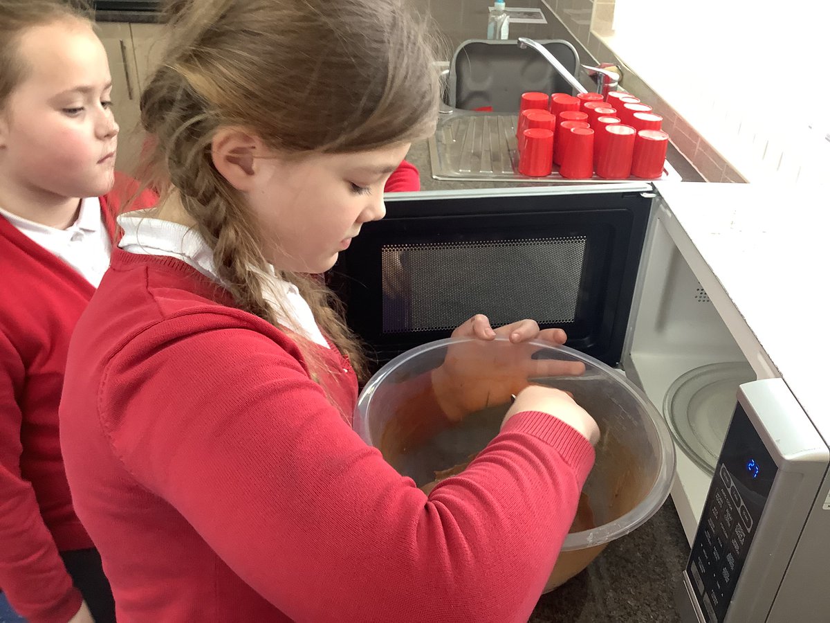 Y4HAS's tweet photo. In science, year 4 have explored how we can change states by heating and cooling. We made rice cakes and found that when we heated chocolate, it changes the state from solid to liquid and when we cooled it in the fridge, it changes its state from a liquid to a solid! 🍫 https://t.co/D0D7Sai115