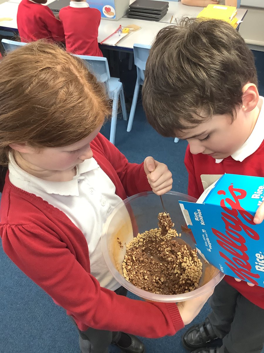 Y4HAS's tweet photo. In science, year 4 have explored how we can change states by heating and cooling. We made rice cakes and found that when we heated chocolate, it changes the state from solid to liquid and when we cooled it in the fridge, it changes its state from a liquid to a solid! 🍫 https://t.co/D0D7Sai115