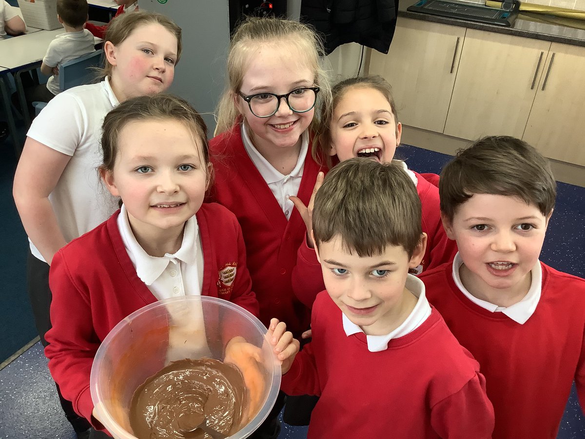 Y4HAS's tweet photo. In science, year 4 have explored how we can change states by heating and cooling. We made rice cakes and found that when we heated chocolate, it changes the state from solid to liquid and when we cooled it in the fridge, it changes its state from a liquid to a solid! 🍫 https://t.co/D0D7Sai115
