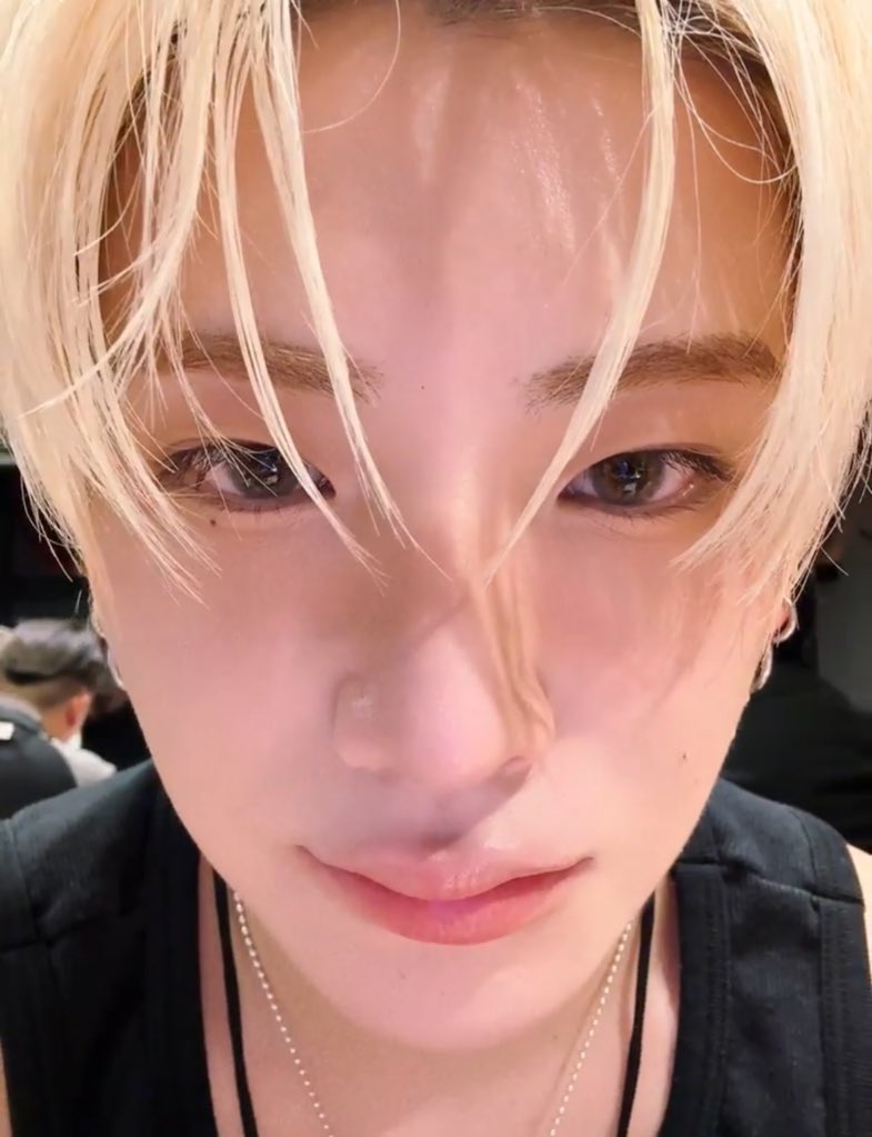 맞아..
나는 너 언더속눈썹이랑눈밑점이랑뚱띠인중이랑입술이랑말려올라간입꼬리를좋아했어