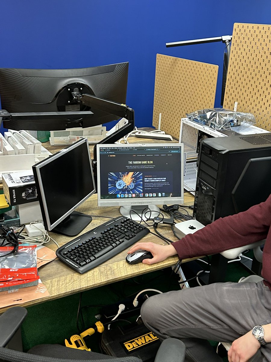 Visited the chatforceai.com office and they’ve got a dedicated desk for 3 AI agents run by clawdbot. That’s their growth team atm.