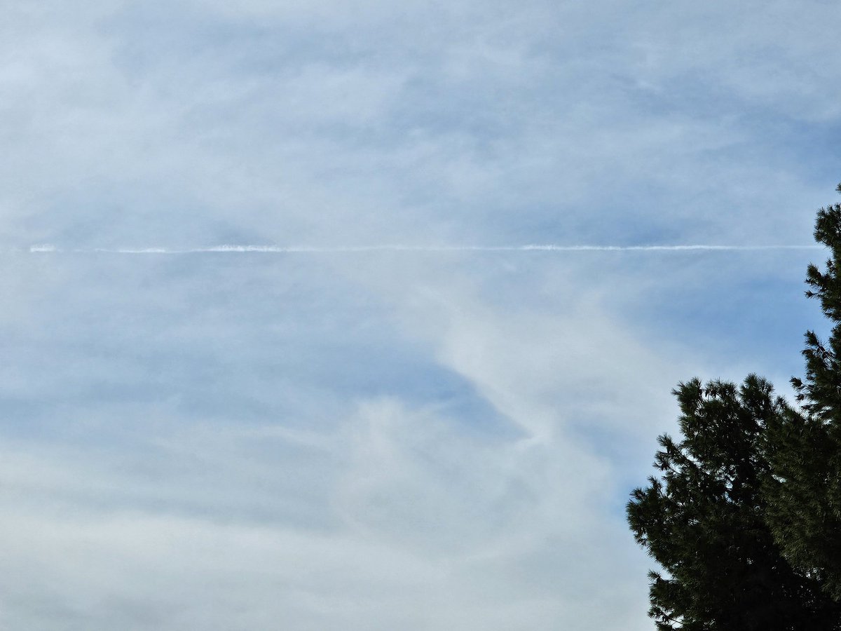 SpanglishBloke's tweet photo. Durante todo el día los malvados bastardos han estado rociando más veneno a la atmósfera, @AEMET_Esp predice calima porque ya saben el cronograma de los megalómanos globalistas para exterminaros y luego comienzan las fumigaciones. #NotFuckingWater #Geoengineering #DeathFromAbove https://t.co/rD8ZdBuc6o