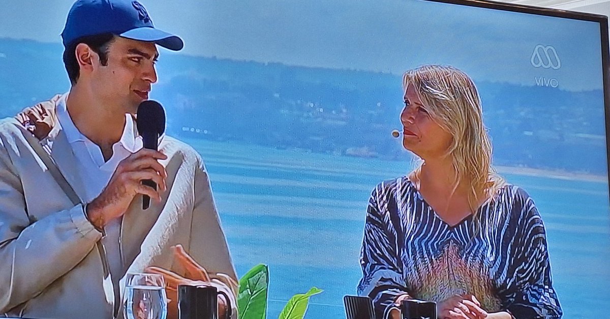 edu_vanbasten's tweet photo. La "gringa" del matinal de #Mega le pregunta a bocelli con quien le gustaria cantar y el dice " son del valle" y ella pregunta ¿ y quienes son? Amiga, eres rostro del canal y no sabes nada del festival. Su profesionalismo es bajo #Viña2026
#festivaldevina2026 
#Megavision
#Mega https://t.co/JhC3vIn3ly