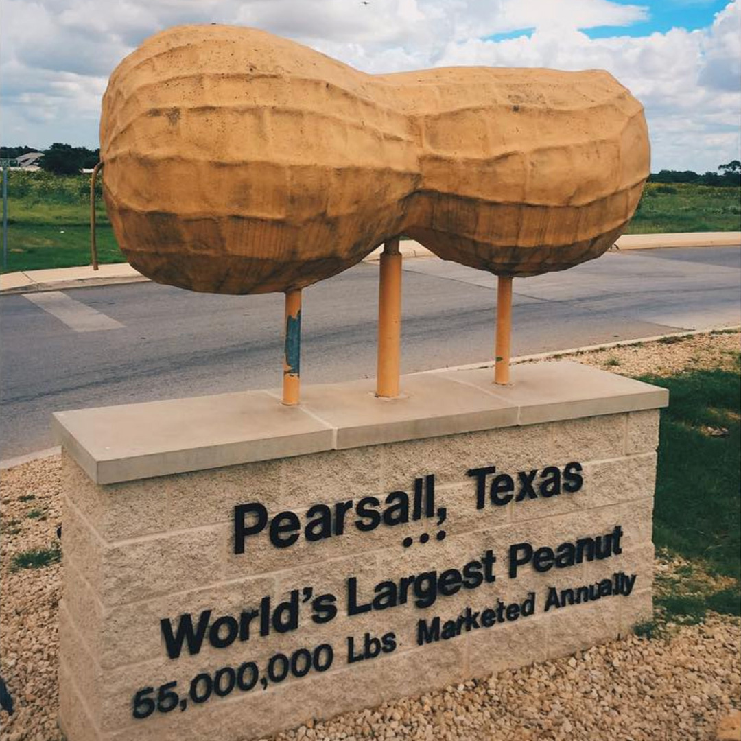texasgov's tweet photo. Everything’s bigger in Texas… even our snacks. 🥜 Say howdy to the world’s largest peanut in Pearsall! If you’re road-trippin’ through South Texas, this one’s worth a pit stop. #ExitHere
📷: San Antonio Current https://t.co/19bNBACkya