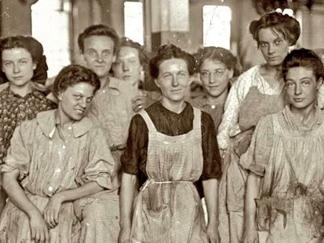 Estas mujeres dieron origen al #8demarzo
Eran trabajadoras combativas. En 1908 en Nueva York #EEUU exigieron igualdad salarial y reducción de jornada laboral, derecho a voto, prohibición trabajo infantil. Miles fueron a la huelga la respuesta fue muerte y represión! #8Marzo #8M