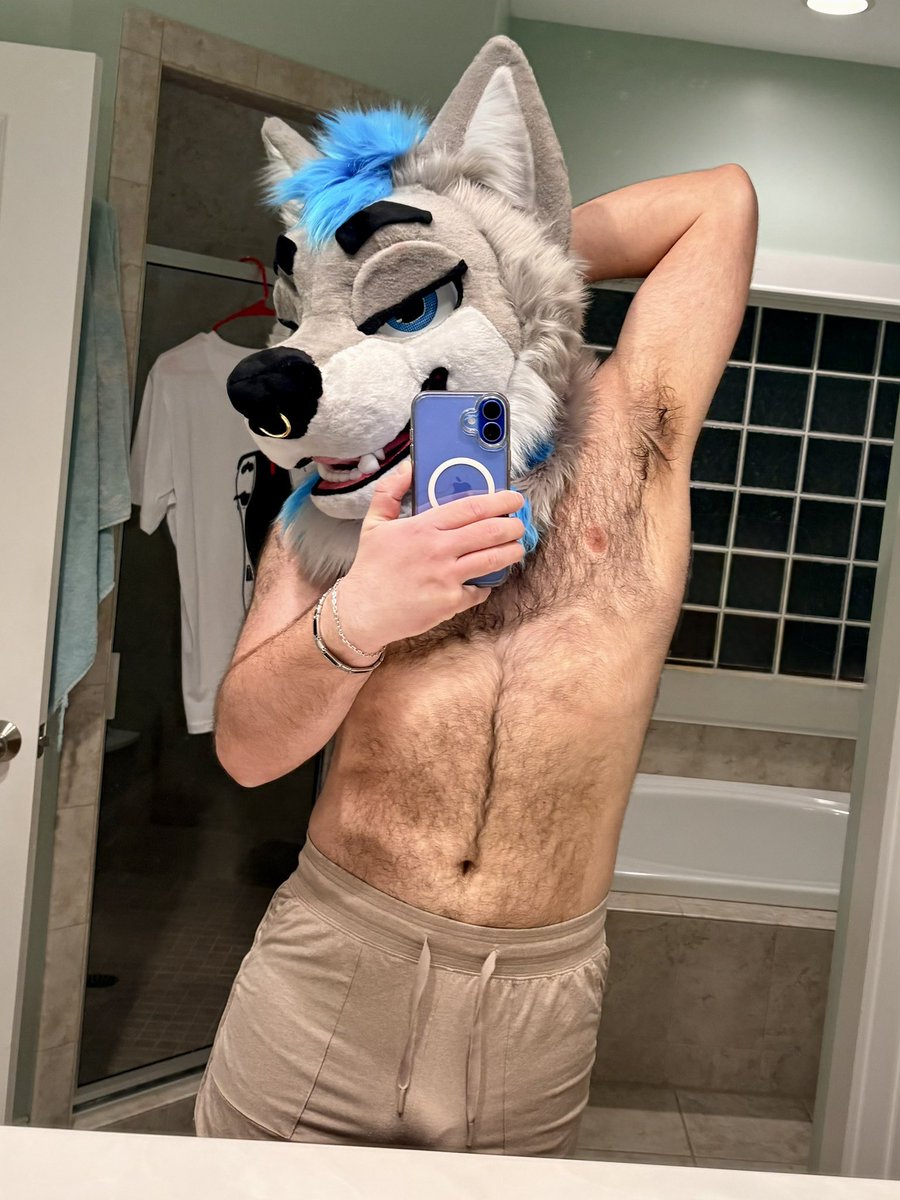 i’m finally happy enough with my gym progress to post a front pic too 😌