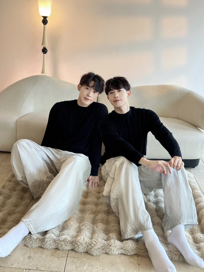 DoseOfA1987294's tweet photo. 从小到大，兄弟俩没什么变化，只有在成长，长成了大鸡巴！  老大猛1，喜欢爆操骚逼，老二0.5，喜欢开火车前后双重快感   感兴趣的点个关注，近距离可约，3p起步！  
主页置���推���链接看双胞胎哥哥在线直播操弟弟，下载我们原创操逼视频！ https://t.co/dqSlExzuxV
