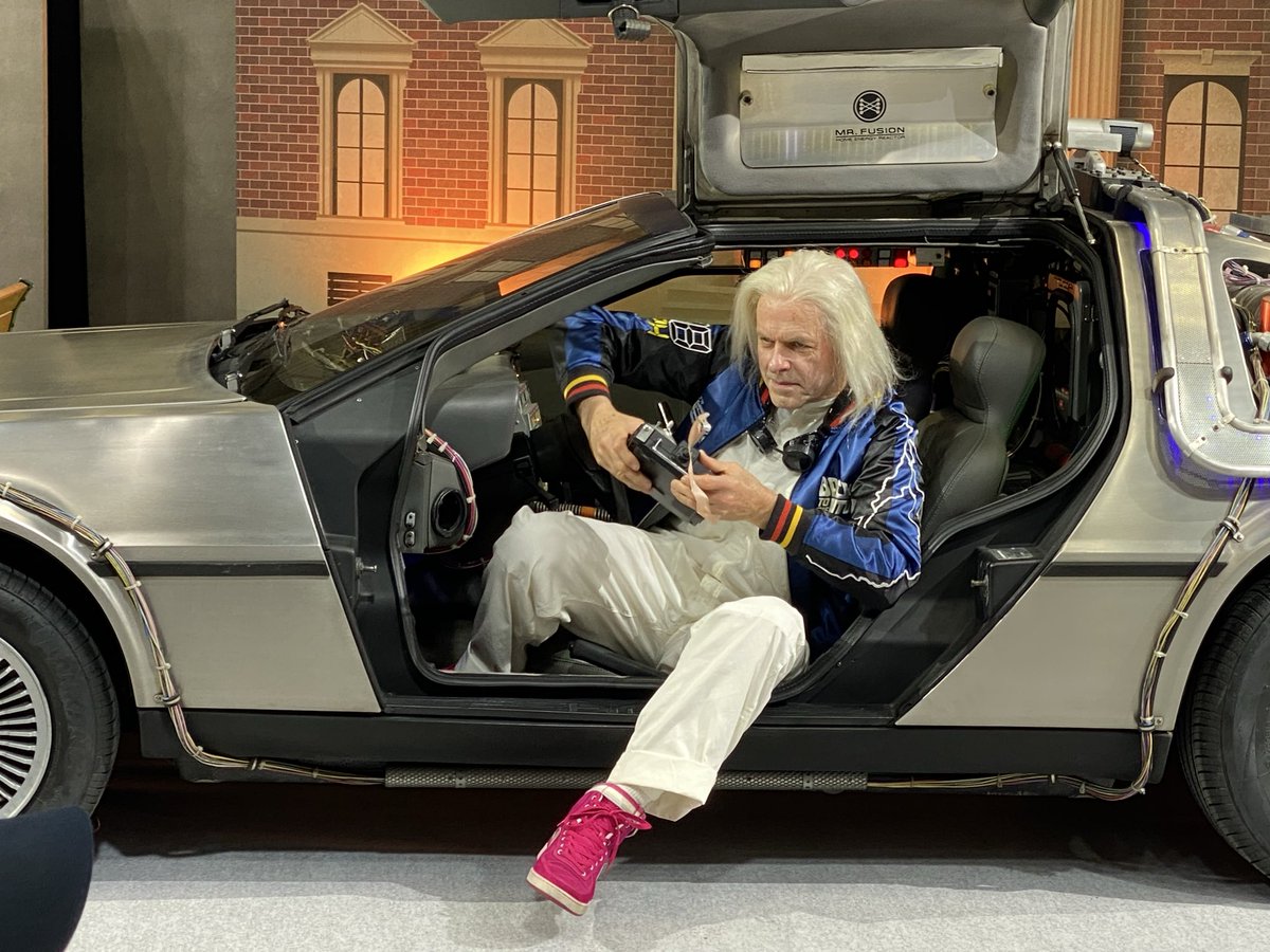 take_off32's tweet photo. CP+2026
2日目のブラ散歩
タムロンブースは、BTTFとコラボしてる。
大阪USJから借りてきたのかな？
例の人とタイムマシンが。やっぱり人気は衰えずって感じ
そりゃあ、おお〜ってなるよねw

#CPプラス2026 https://t.co/dI7LzsuoQb