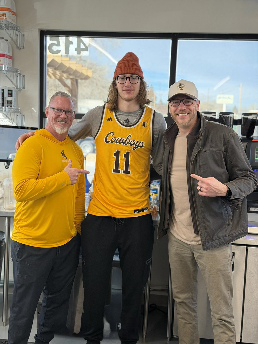 CoachSundance's tweet photo. West Laramie Human Bean is crazy for this one!!  ☕️  HUGE S/O ✊🏻

🗣️ Guest Barista is non other than #11 Gavin Gores the beanie wearing Barista!!! 🏀

Stop in and say Go Pokes 🤠 for a special (maybe questionable 🤣) coffee order made by Gav!!! 

#BYOJ🧃 #GoPokes👐🏻 #HTBAG🤎💛 https://t.co/z92DAl5PMM