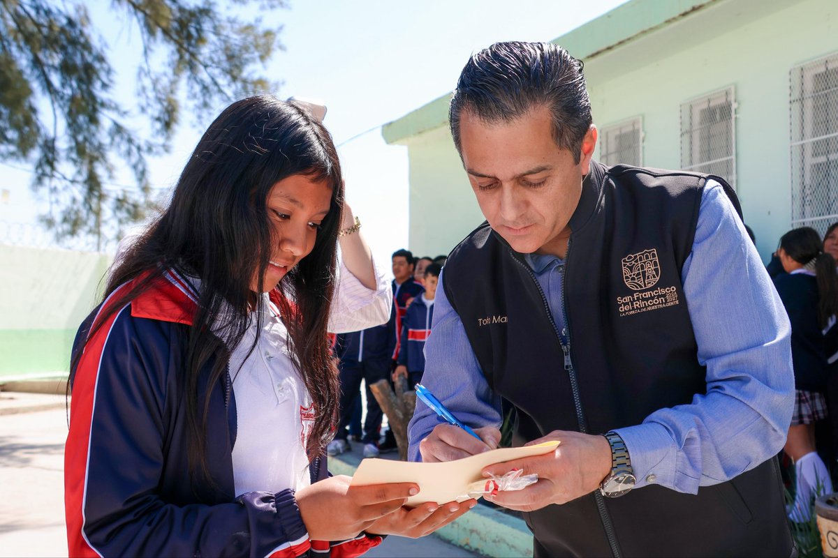 Más iluminación, mejoras en el piso exterior y adecuaciones en accesos llegaron a la Telesecundaria #352 Justo Sierra gracias al programa Escuela Digna.

Acciones que fortalecen la seguridad del plantel. 
#LaFuerzaDeNuestraGente