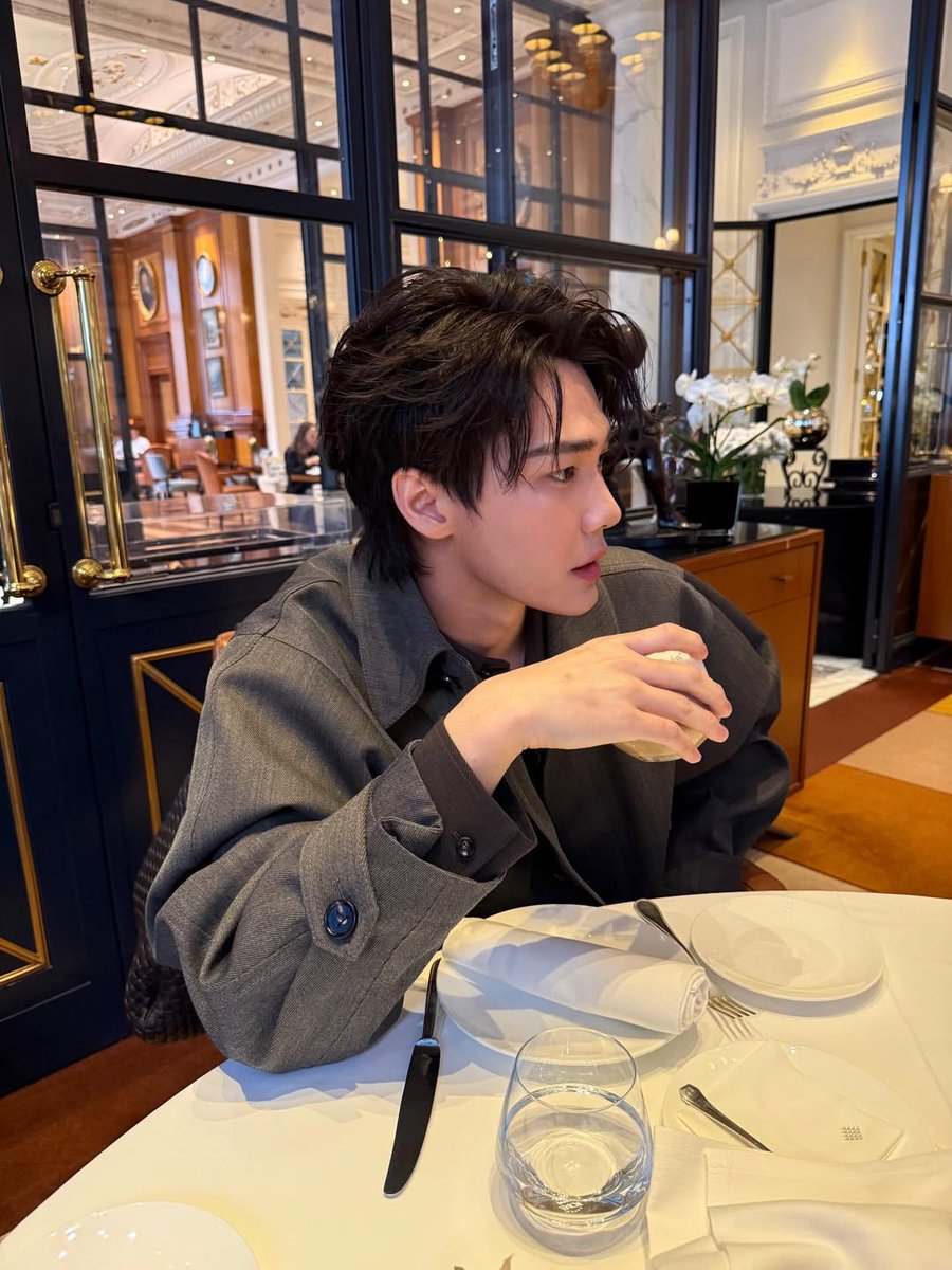 พี่พระเอกมาลงรูปหล่อๆแล้วค้าบบบ คนอะไรถ่ายกับโต๊ะอาหารได้หล่อตลอดเลย🥺

#BottegaVeneta 
#dew_jsu