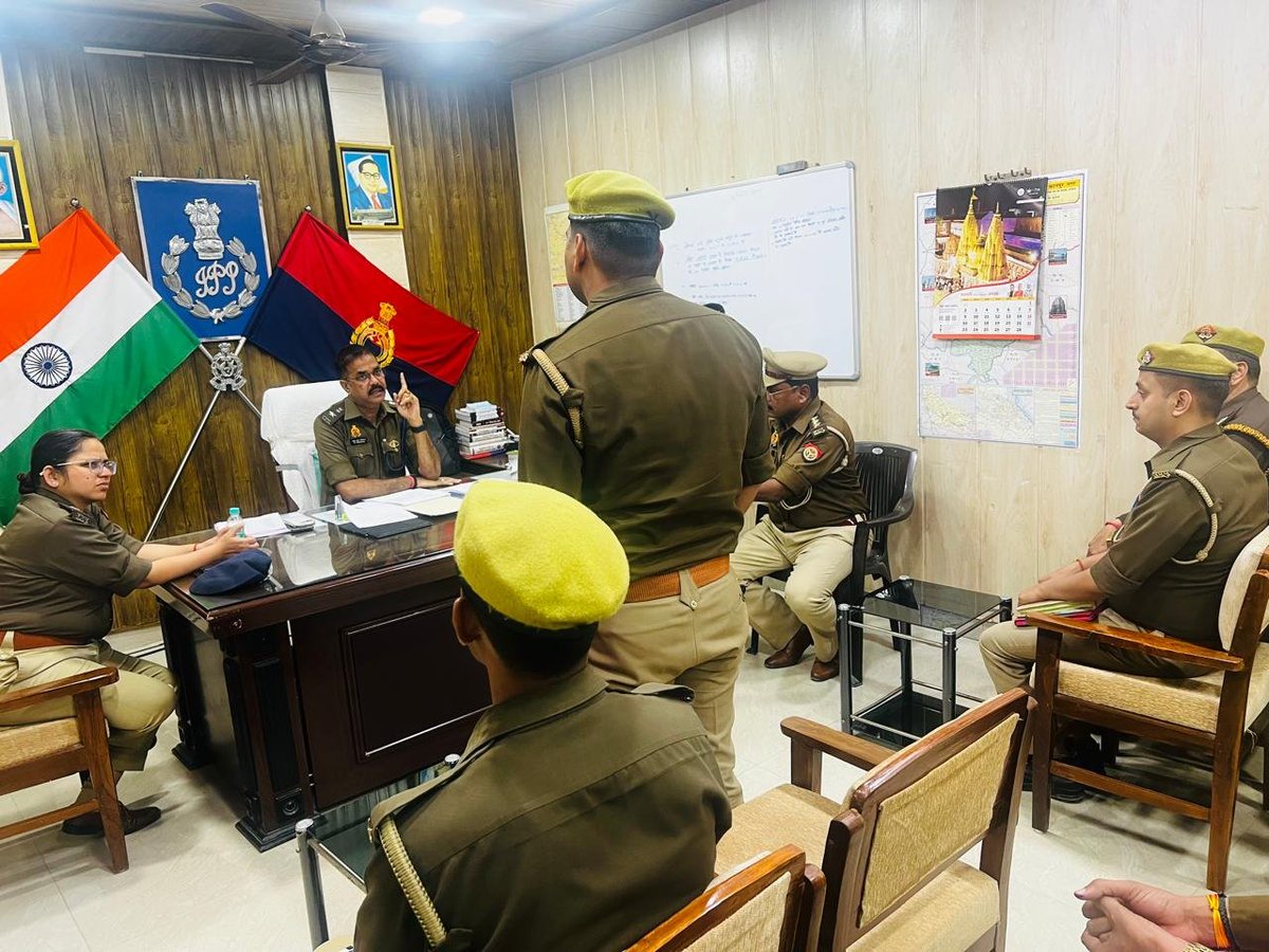 दिनांक 27.02.2026 को पुलिस उपायुक्त सेंट्रल श्री अतुल कुमार श्रीवास्तव  एवं अपर पुलिस उपायुक्त सेंट्रल श्रीमती अर्चना सिंह द्वारा सेंट्रल जोन कार्यालय में जोन के समस्त थानों में नियुक्त पैरोकारों के साथ एक समीक्षा गोष्ठी आयोजित की गई। उक्त गोष्ठी का आयोजन पुलिस महानिदेशक, उत्तर