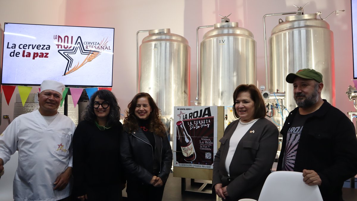 MinutodeDiosInd's tweet photo. ASOROJA inauguró su nueva planta de producción en Bogotá, consolidando su reincorporación económica. Esto es posible gracias a fondos de @ARNColombia, @FondoONUCol. Este avance nace del proyecto “Impulso Colectivo: Acelerando la paz productiva”. 
🕊️La paz la construimos juntos. https://t.co/hHtPc5uBbh